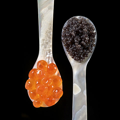 Специальные перламутровые ложечки с черной и красной икрой: https://ru.wikipedia.org/wiki/Ложечка_для_икры#/media/Файл:Caviar_spoons.jpg